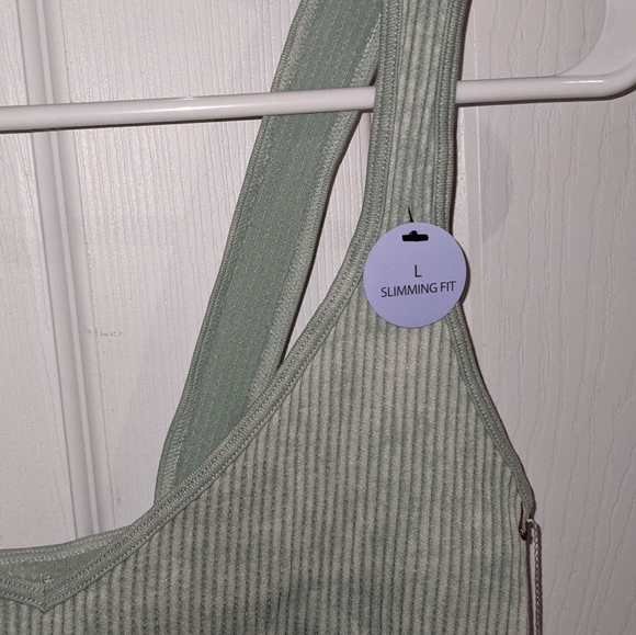 Bella Seamless Green Tank - Picture 2 of 2